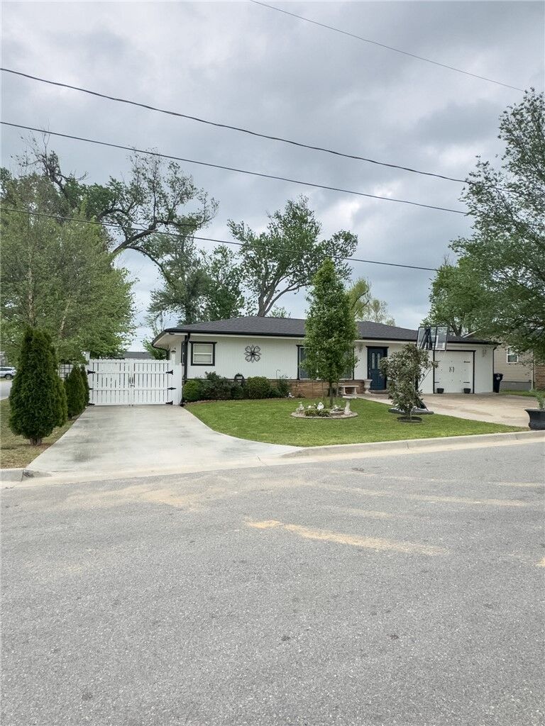 Property Photo:  519 N 10th Street  AR 72756 