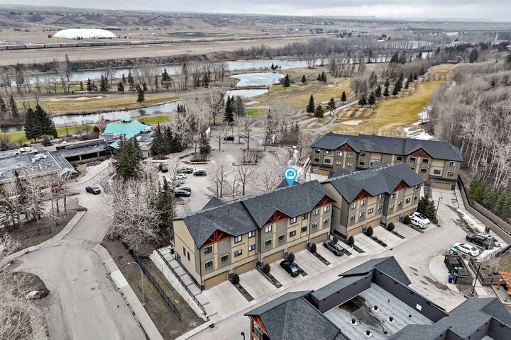 Property Photo:  405 Valley Ridge Manor NW  AB T3B 6C4 