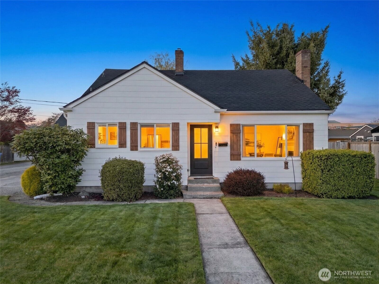 Property Photo:  713  4th Avenue SW  WA 98371 