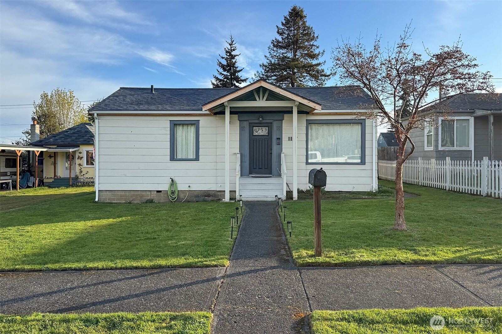 Property Photo:  1117 E 4th Street  WA 98362 