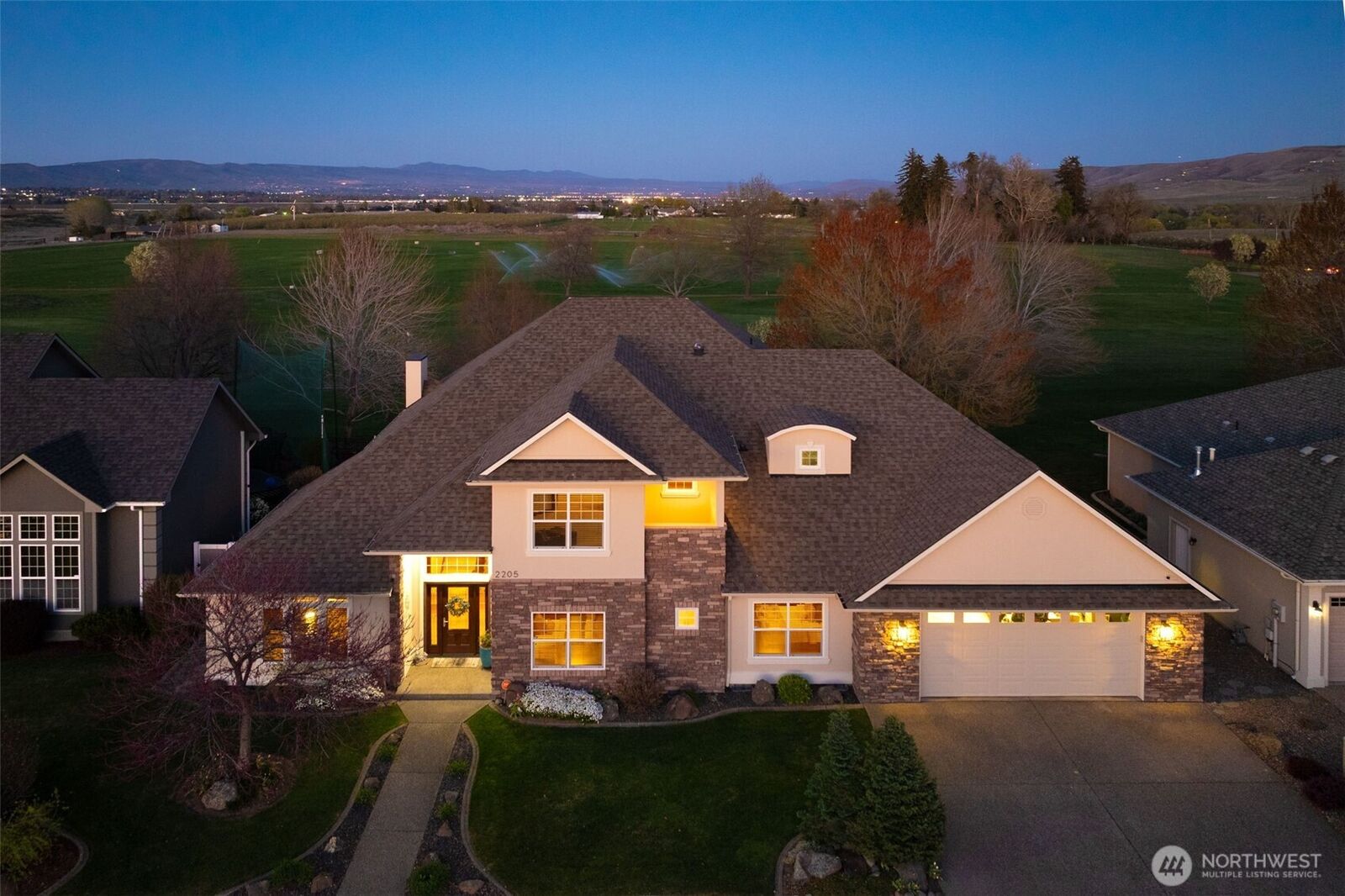 Property Photo:  2205 S 88th Avenue  WA 98903 