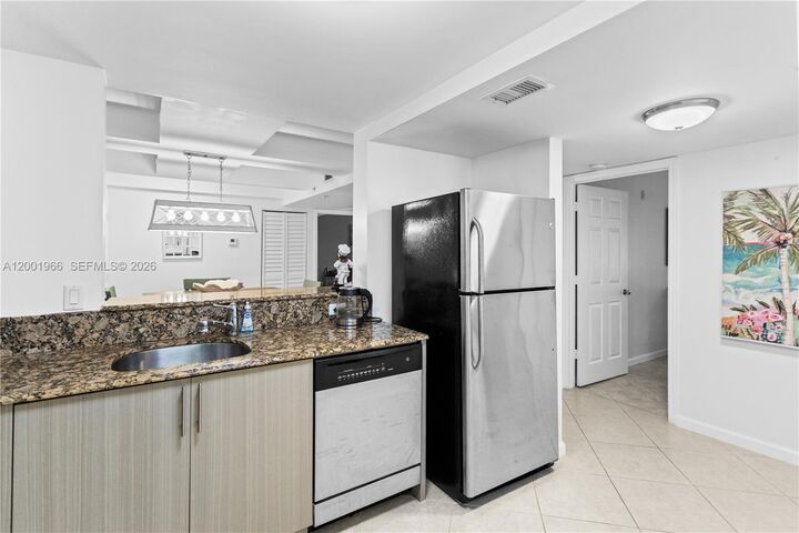 Property Photo:  519 E Sheridan St 3062  FL 33004 