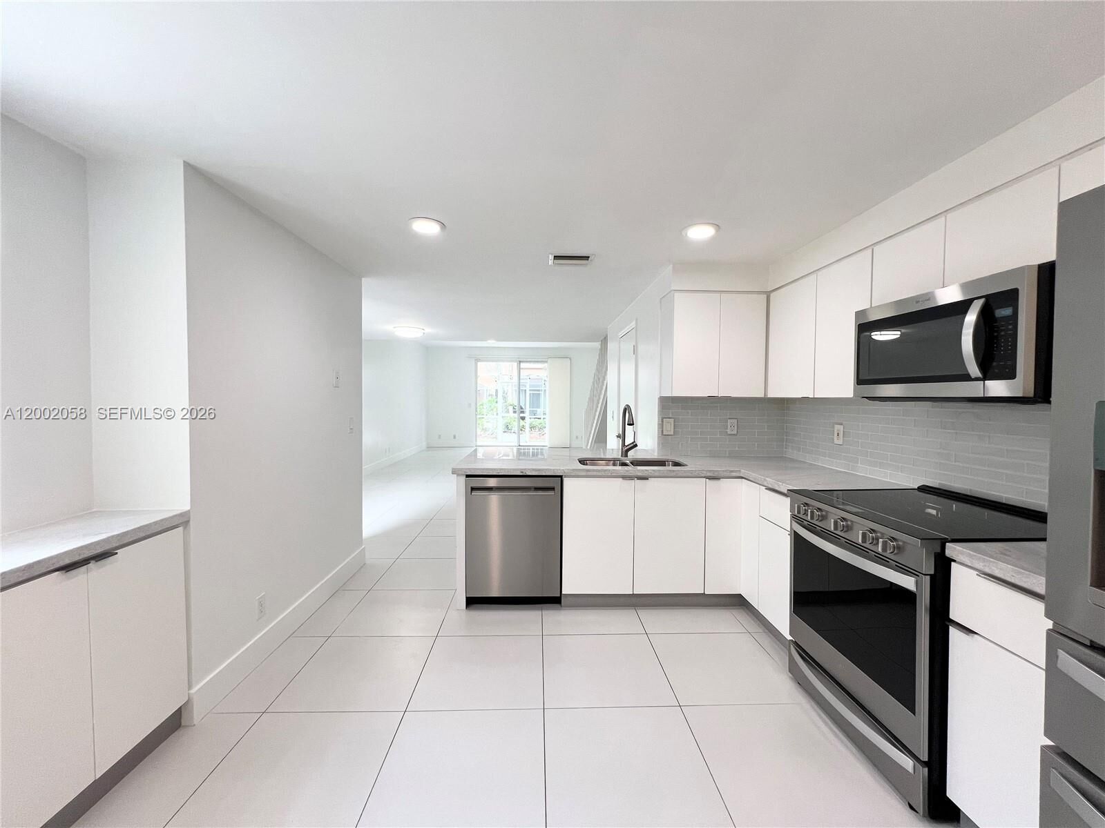 Property Photo:  1524 Coronado Rd  FL 33327 