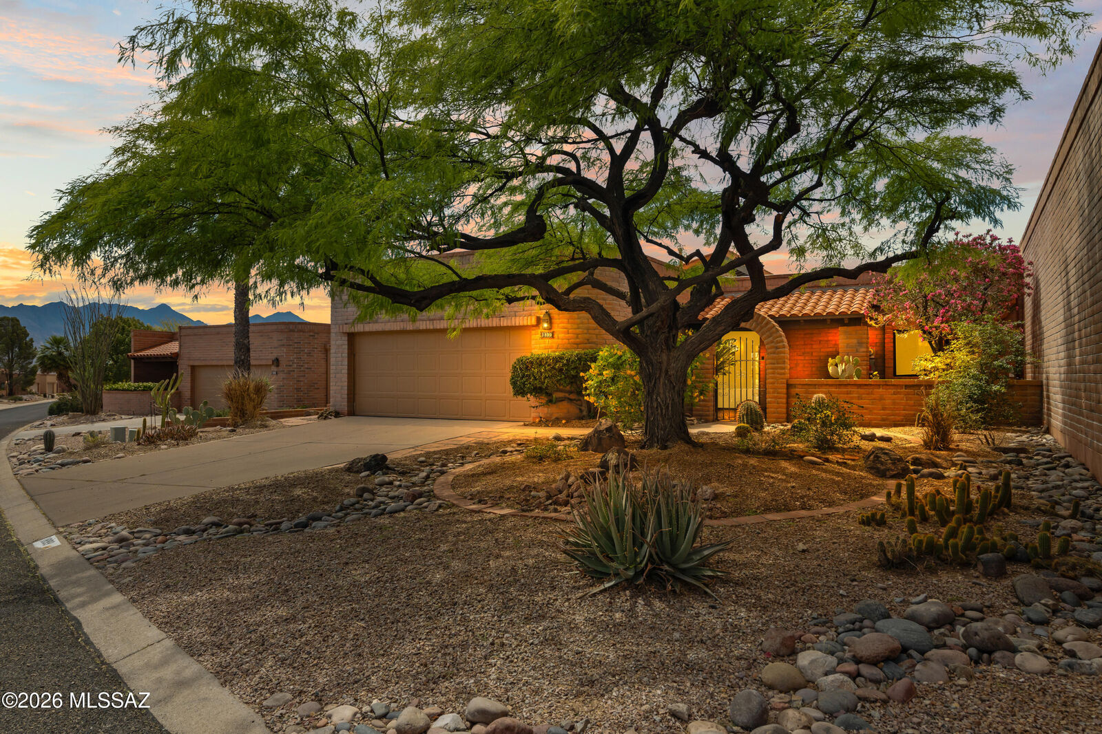 Property Photo:  1899 Vía De La Gloria  AZ 85622 