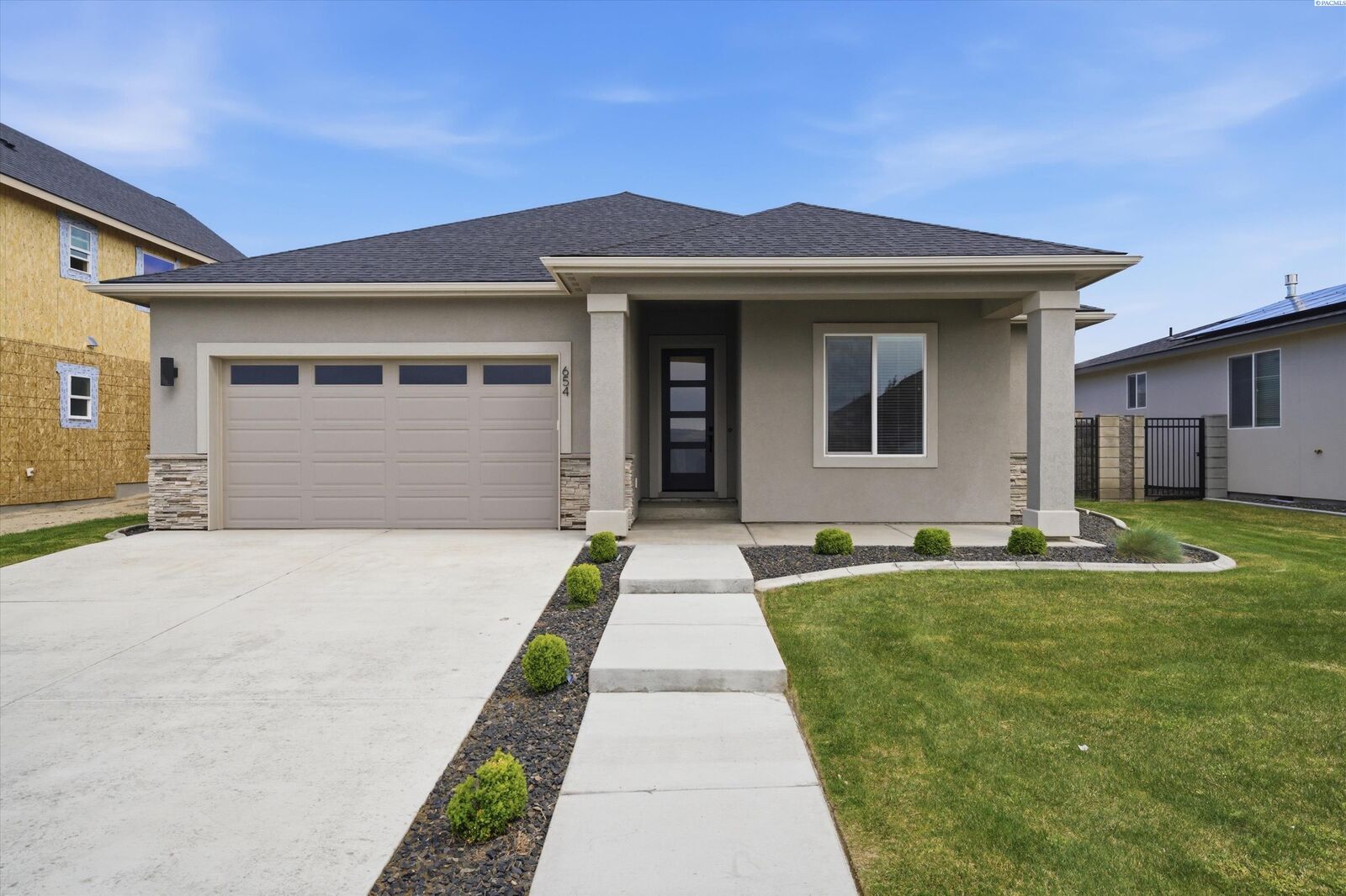 Property Photo:  654 Lazio Way  WA 99352 
