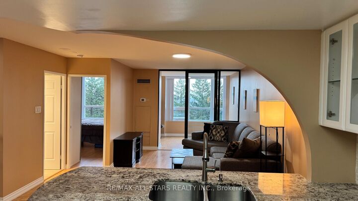 Property Photo: 7601 Bathurst Street 402 ON L4J 4H5