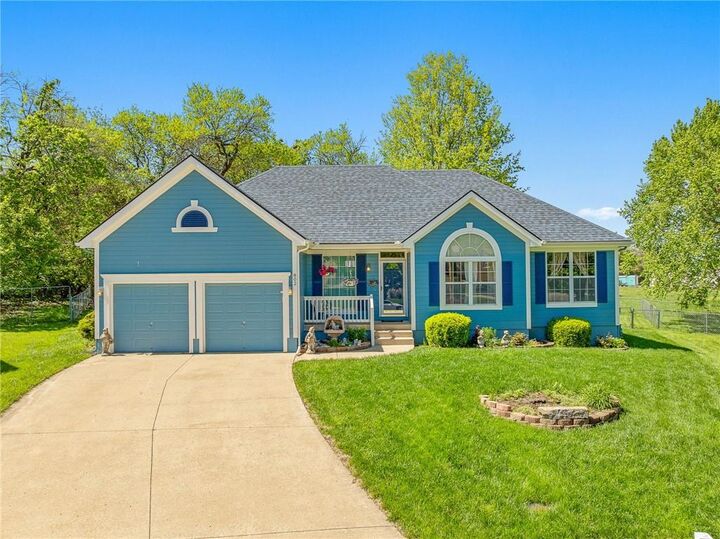 Property Photo:  802 Courtland Court  MO 64012 