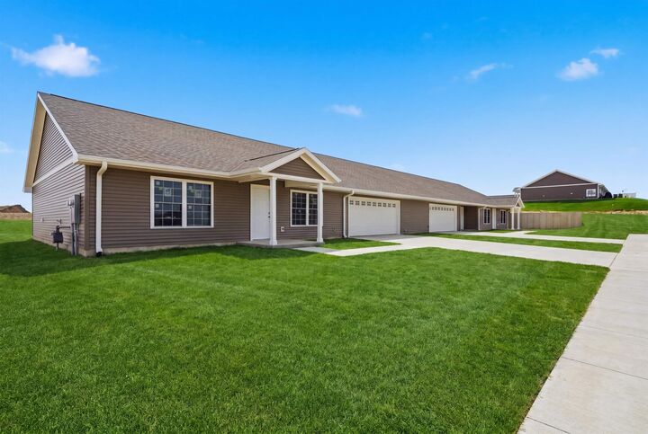 Property Photo:  1303 Joe'S Circle  IA 52057 