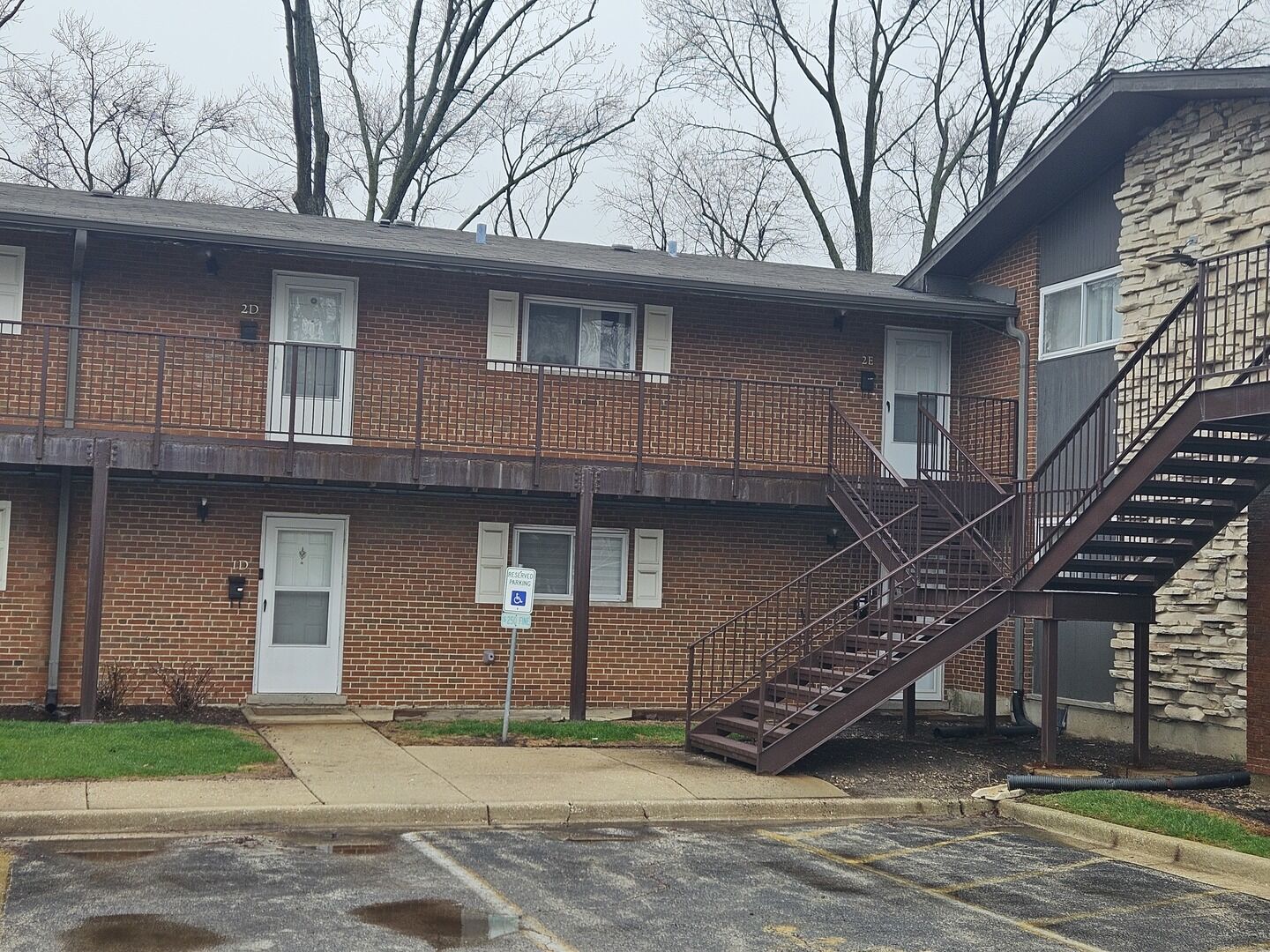 Property Photo:  1910 W Hatherleigh Court 2E  IL 60056 
