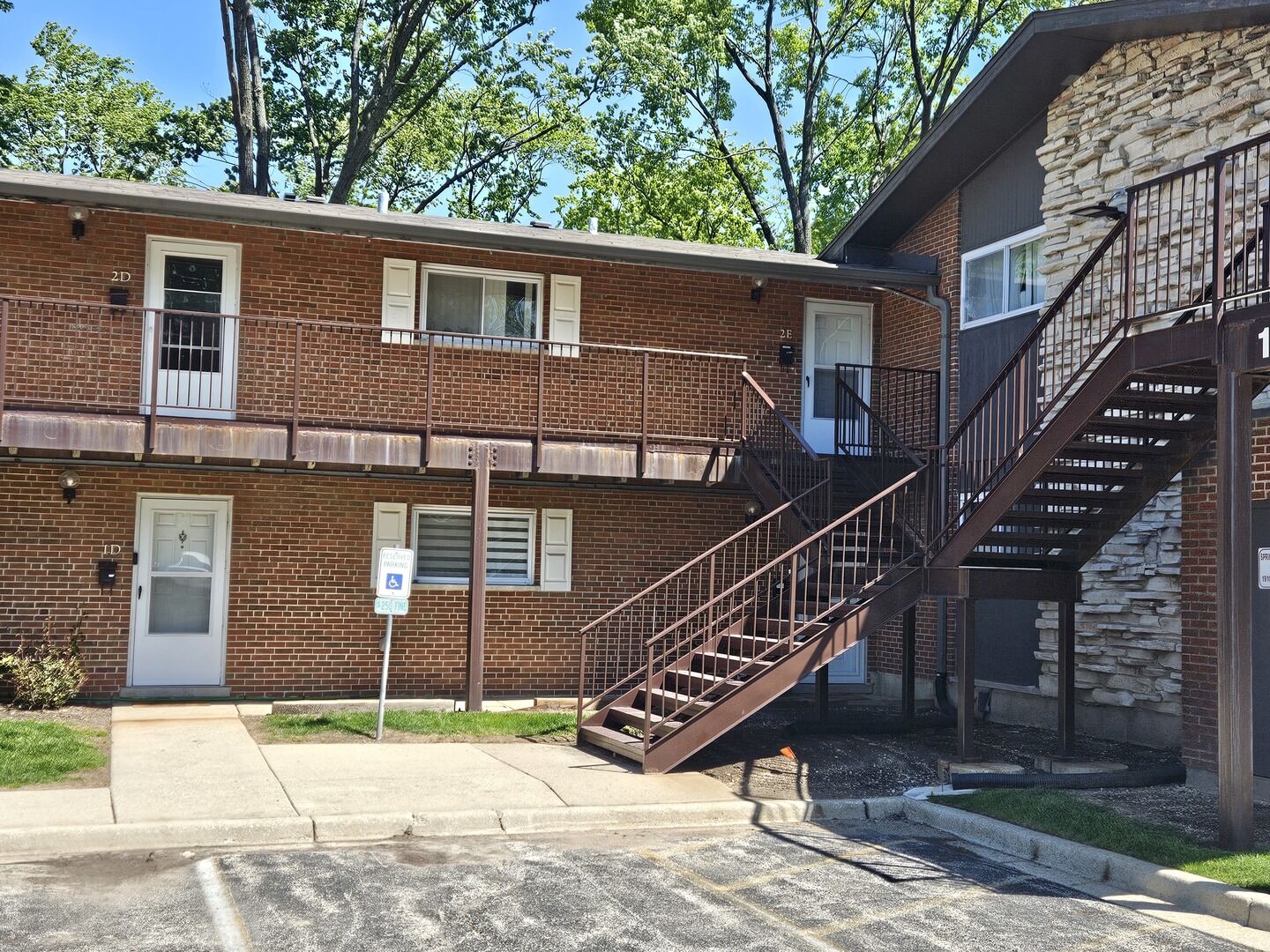 Property Photo: 1910 W Hatherleigh Court 2E IL 60056