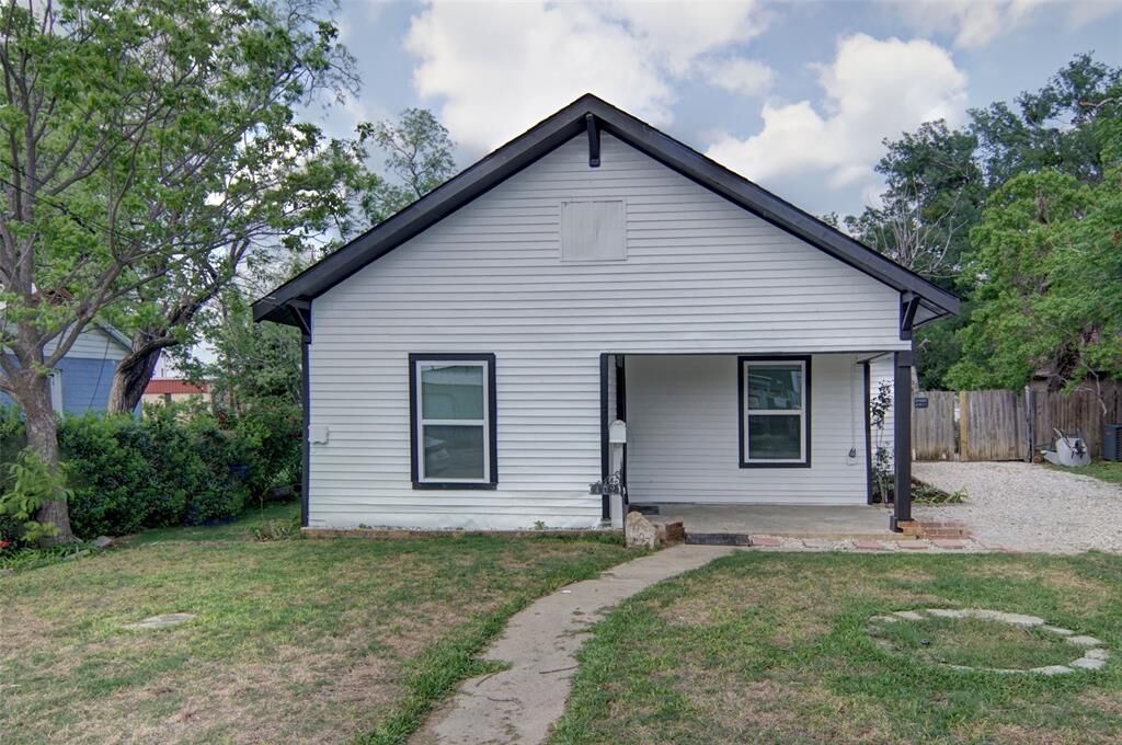 Property Photo:  402 W Trammell Avenue  TX 76140 