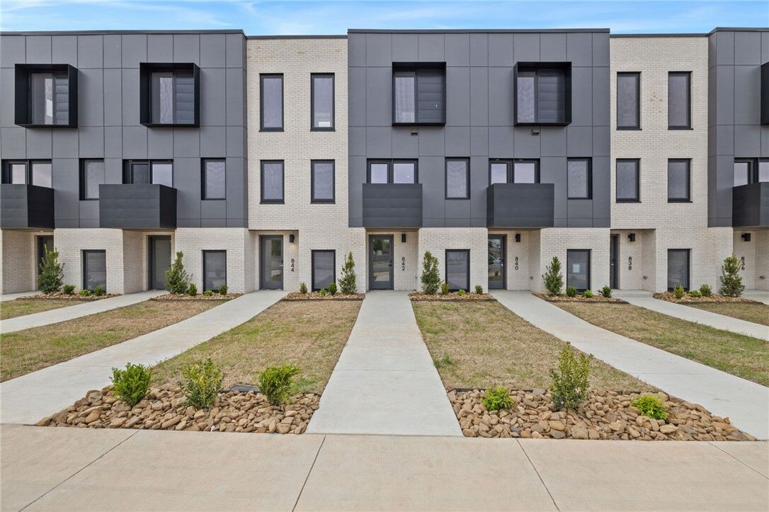 Property Photo:  842 SE 8th Street  AR 72712 