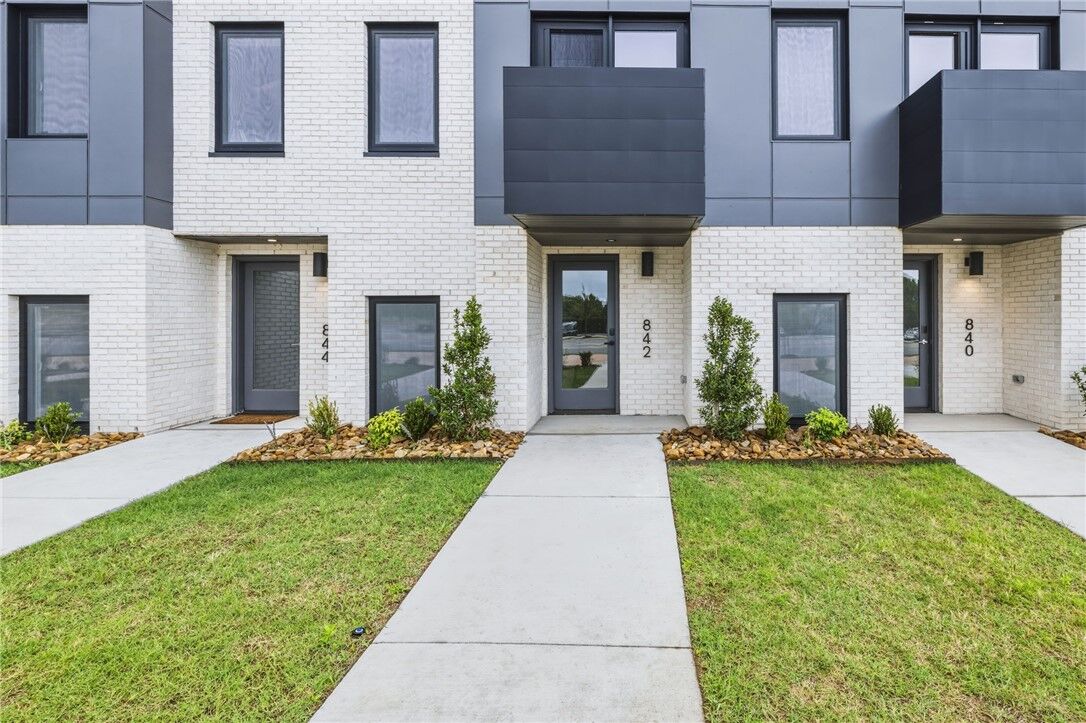 Property Photo:  842 SE 8th Street  AR 72712 