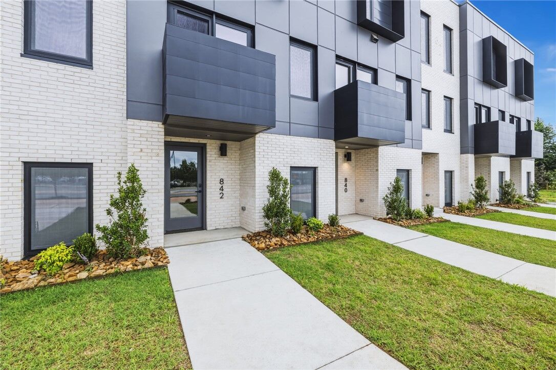 Property Photo:  842 SE 8th Street  AR 72712 