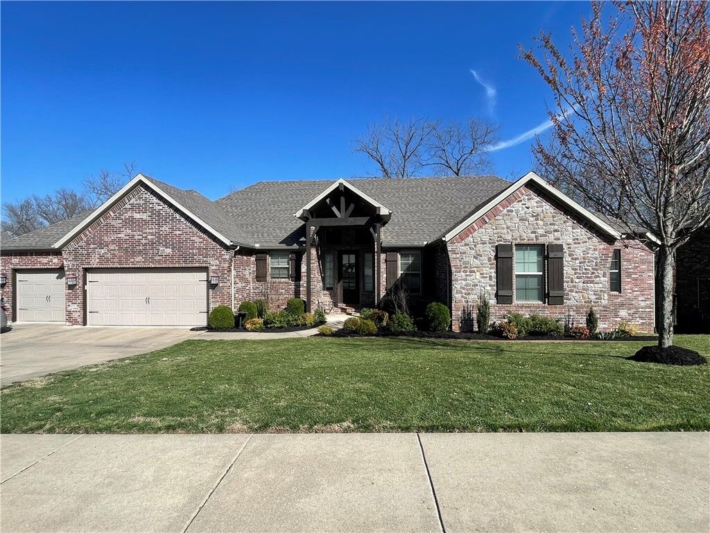 Property Photo:  2200 NW Small Oaks Street  AR 72712 