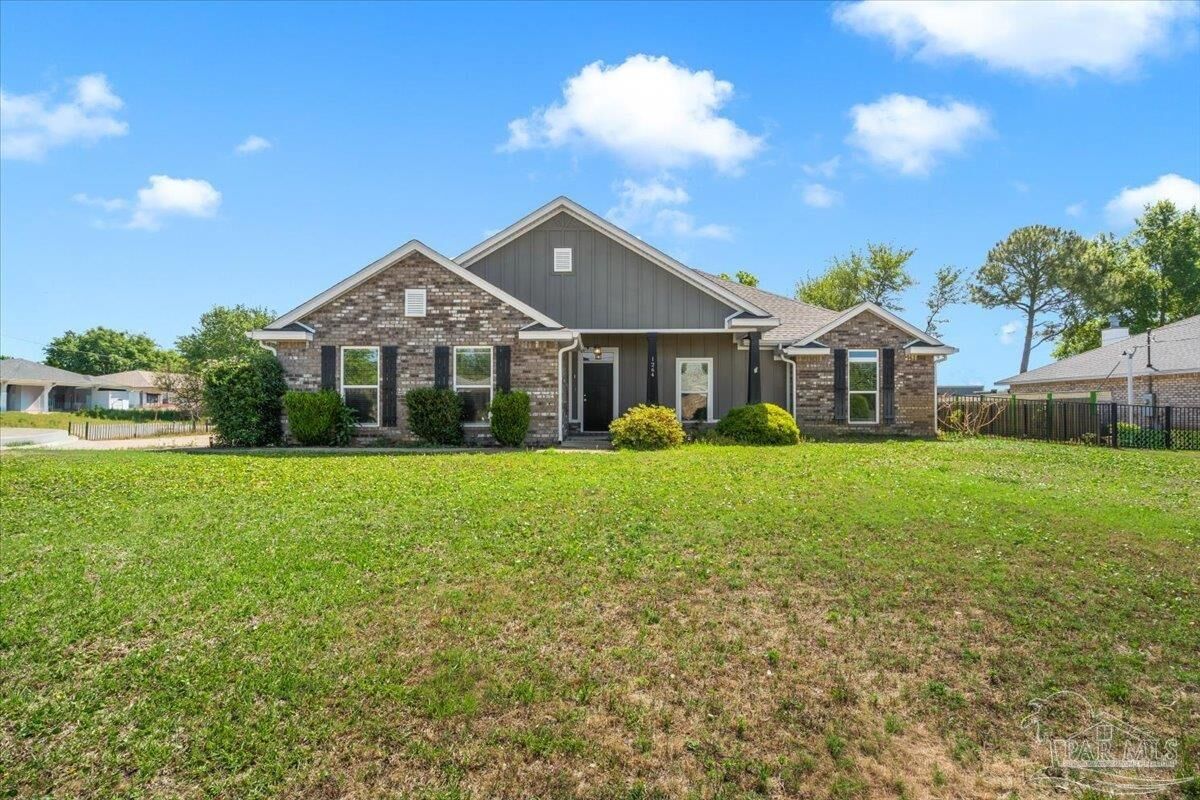 Property Photo: 1264 Redwood Ln FL 32563
