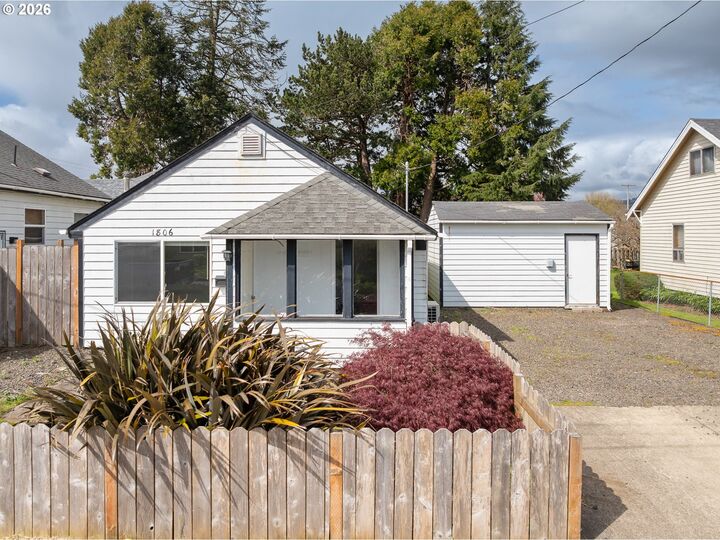 Property Photo:  1806 10th St  OR 97141 