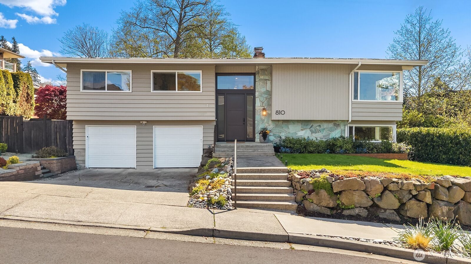 Property Photo:  810  Walnut Street  WA 98020 
