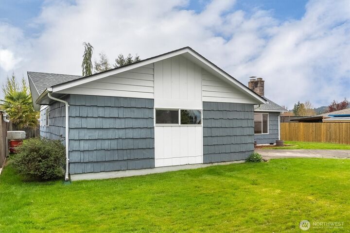 Property Photo:  2241  Rose Place  WA 98632 