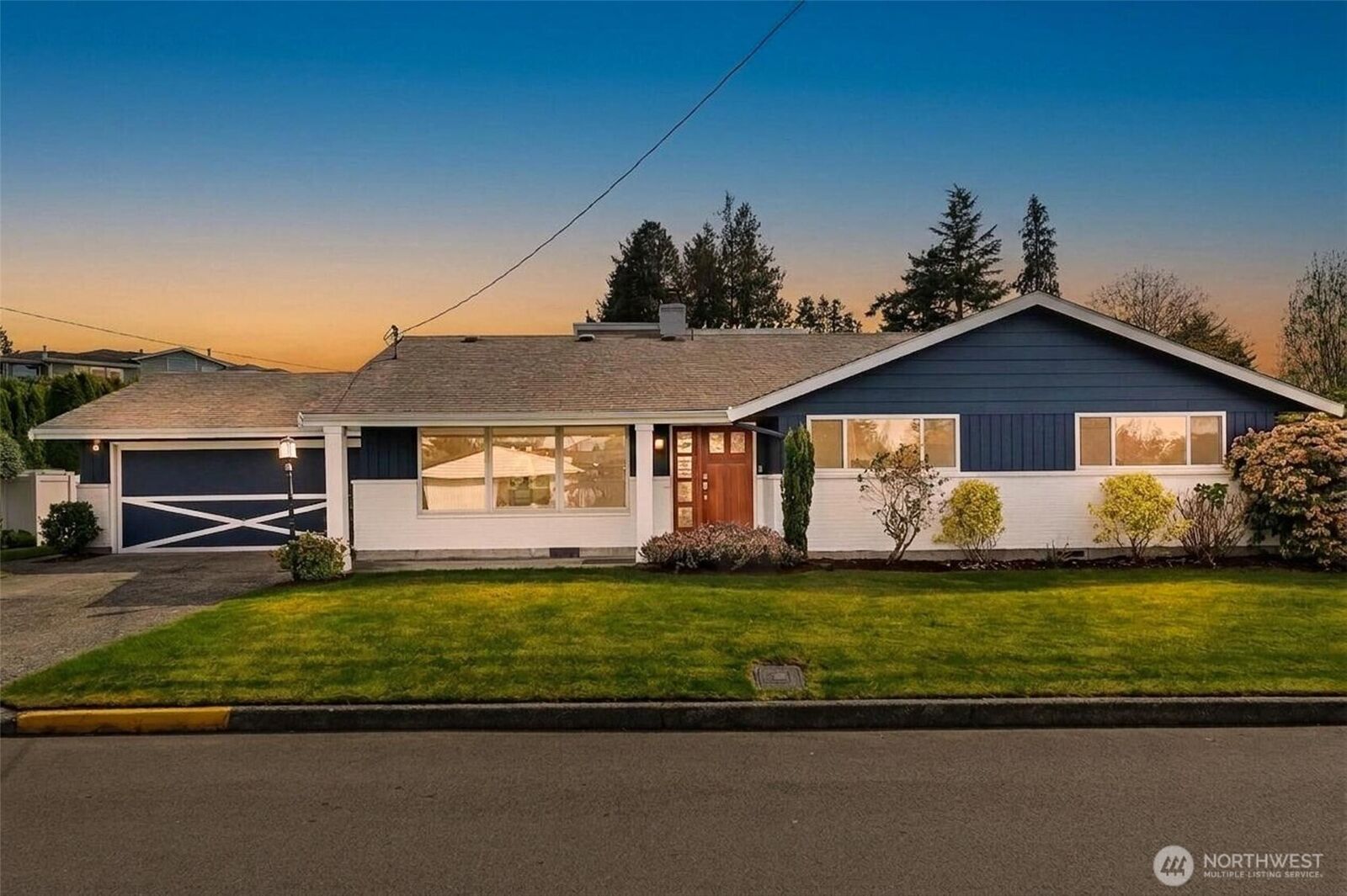 Property Photo:  612  Aloha Way  WA 98020 