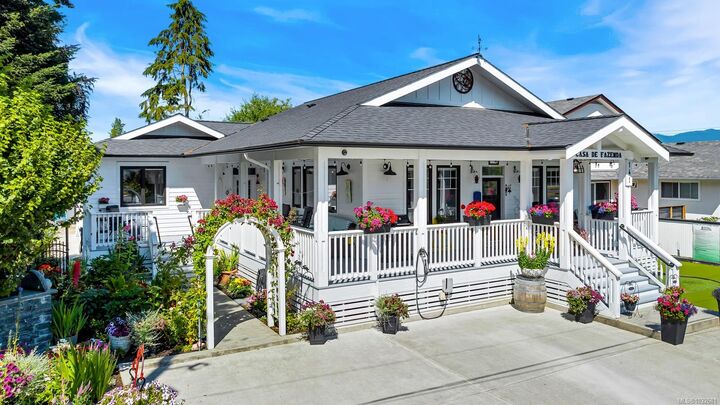 141 Castle Pl — photo 1