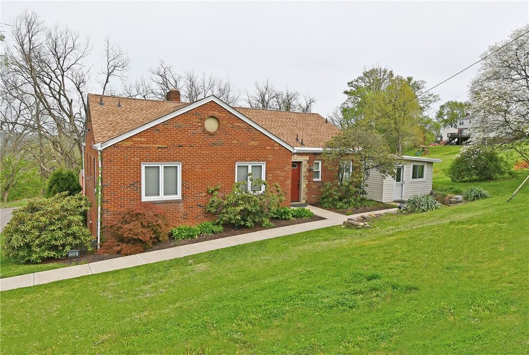 Property Photo:  1326 Lesnett Road  PA 15241 