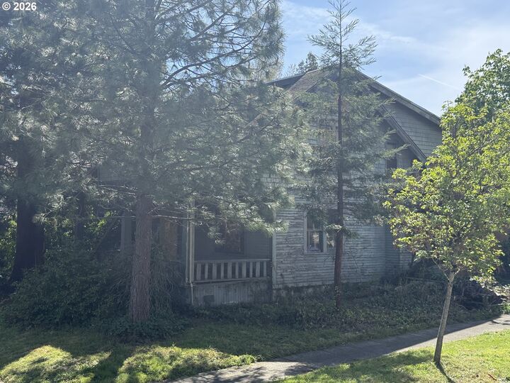 Property Photo:  1410 E 20th Ave  OR 97403 