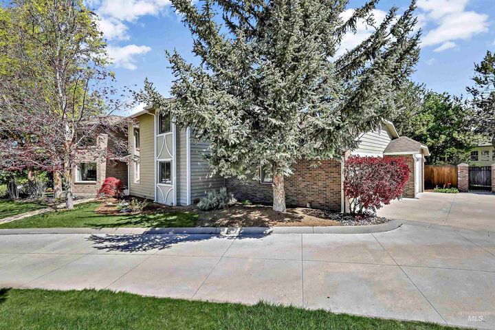 Property Photo:  1282 E Braemere Road  ID 83702 