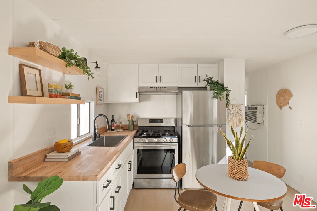 Property Photo:  11250 Playa St  CA 90230 