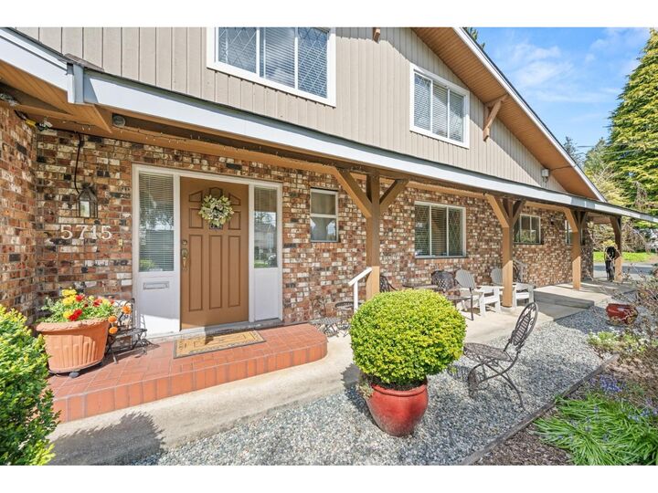 Photo de la propriété:  5715 132 Street  BC V3X 1N6 