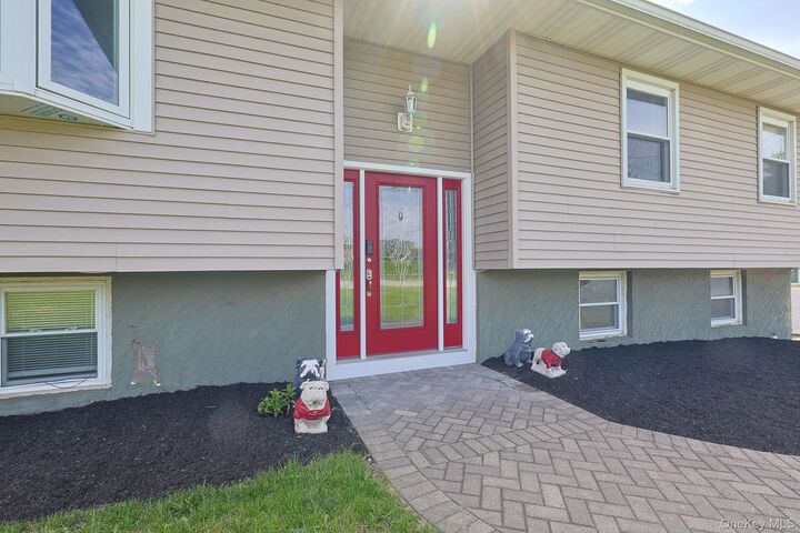 Property Photo:  4 North Drive  NY 12603 