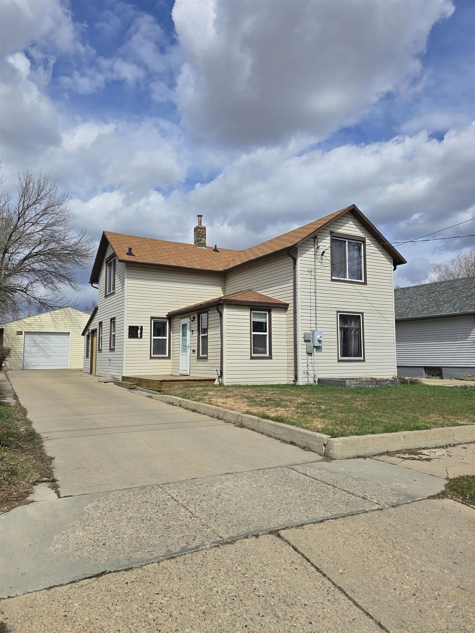 Property Photo:  709 NE 6th Ave  ND 58703 