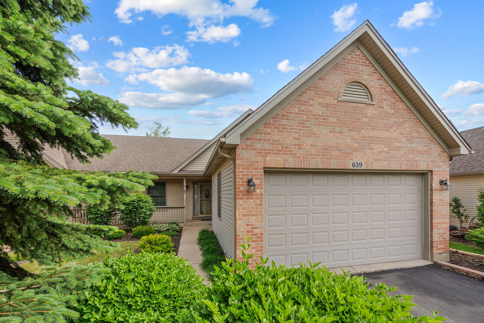 Property Photo:  639 Hampshire Drive  IL 60140 