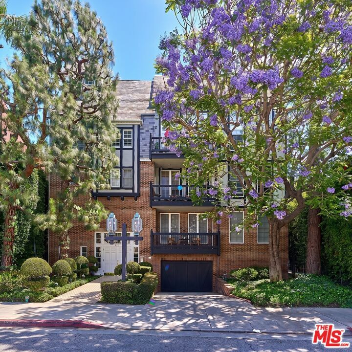 Property Photo:  420 S Barrington Avenue 102  CA 90049 