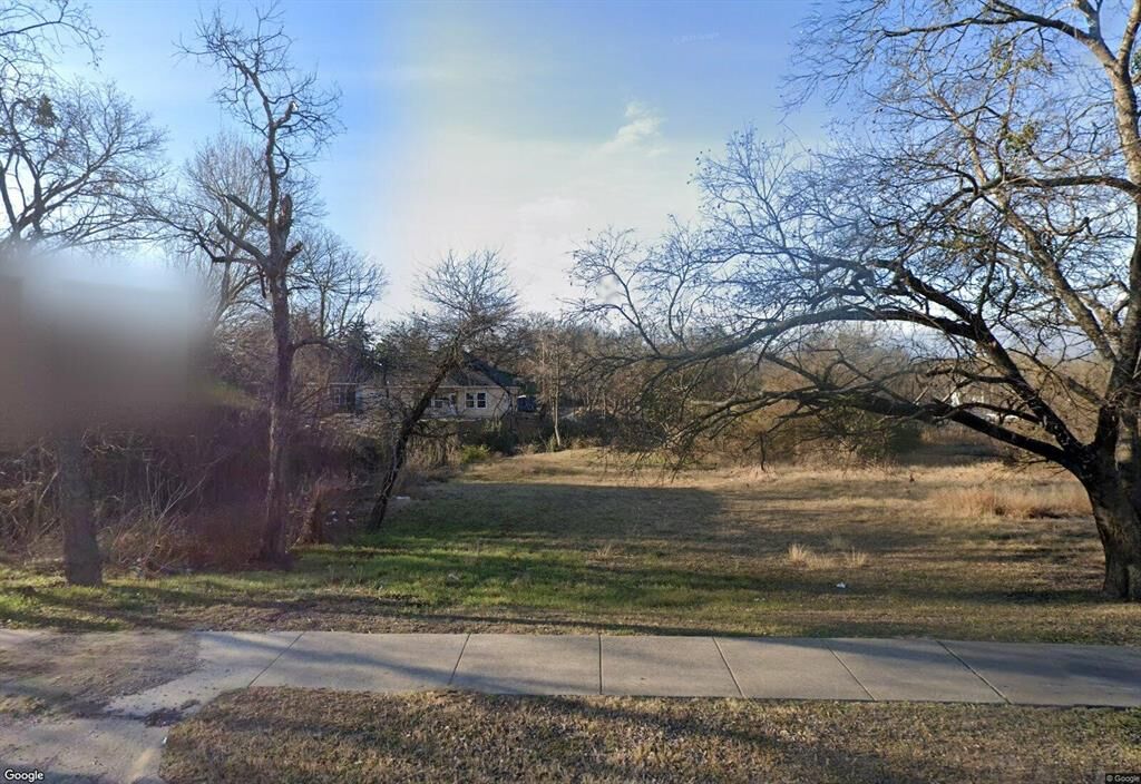 Property Photo:  706 Dr Martin Luther King Jr Boulevard  TX 75165 
