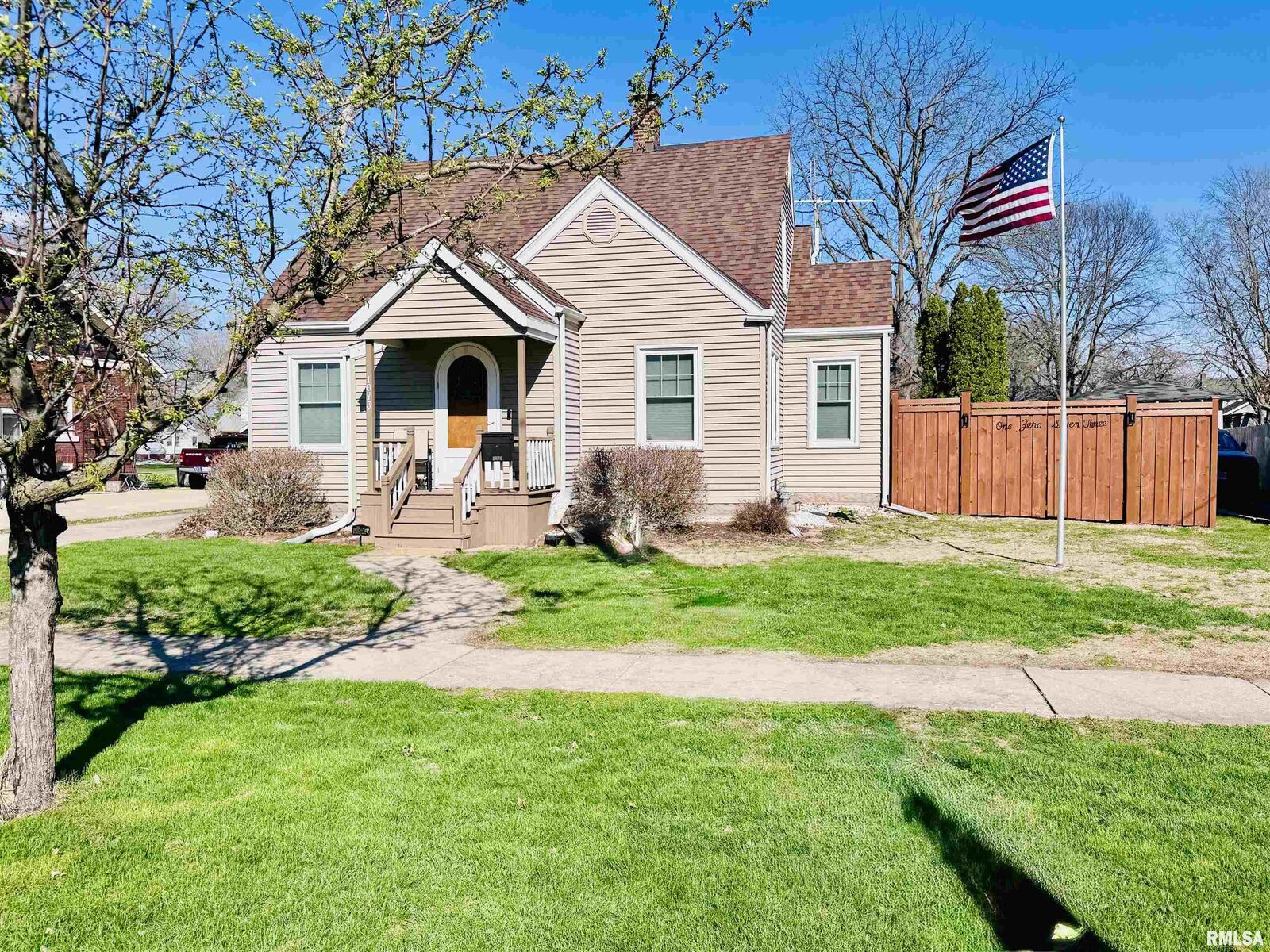 Property Photo:  1073 Jefferson Street  IL 61401 