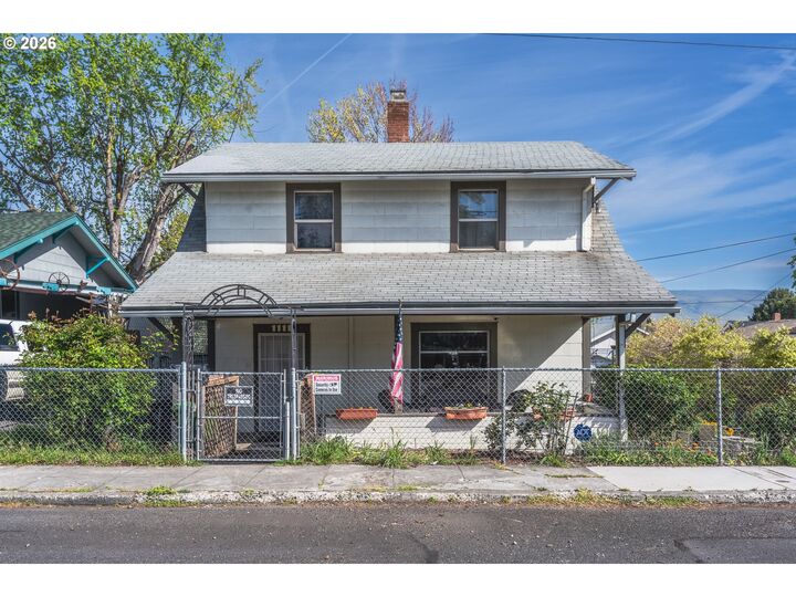 Property Photo:  1111 E 9th St  OR 97058 