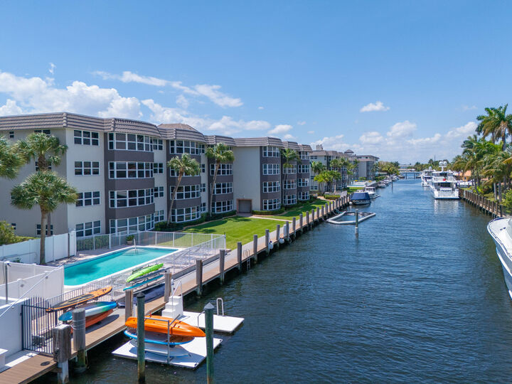 Property Photo:  3121 NE 51st Street 305E  FL 33308 