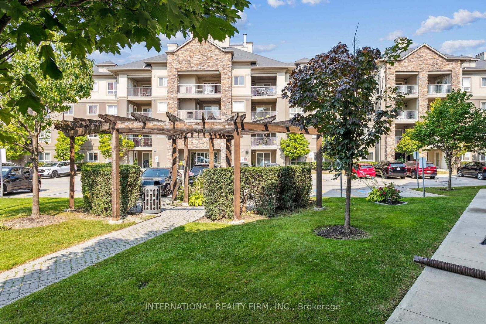 Property Photo: 6 Dayspring Circle 2113 ON L6P 2Z6