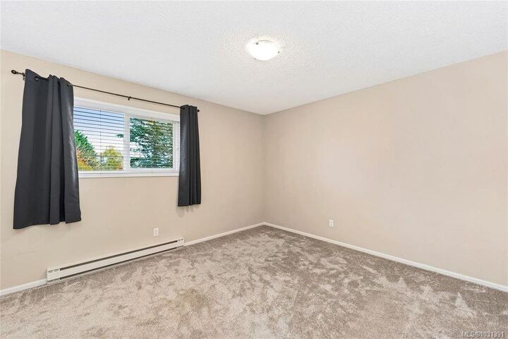 Property Photo: 1945 Lisnoe Ave 4 BC V8M 1T2