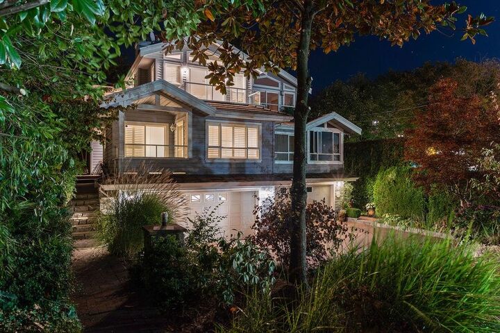 2517 Marine Drive — photo 1