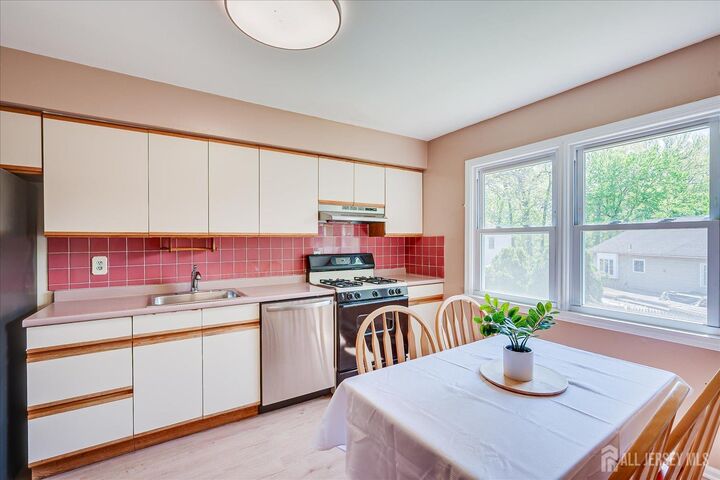 Property Photo:  6 Sussex Court  NJ 08820 