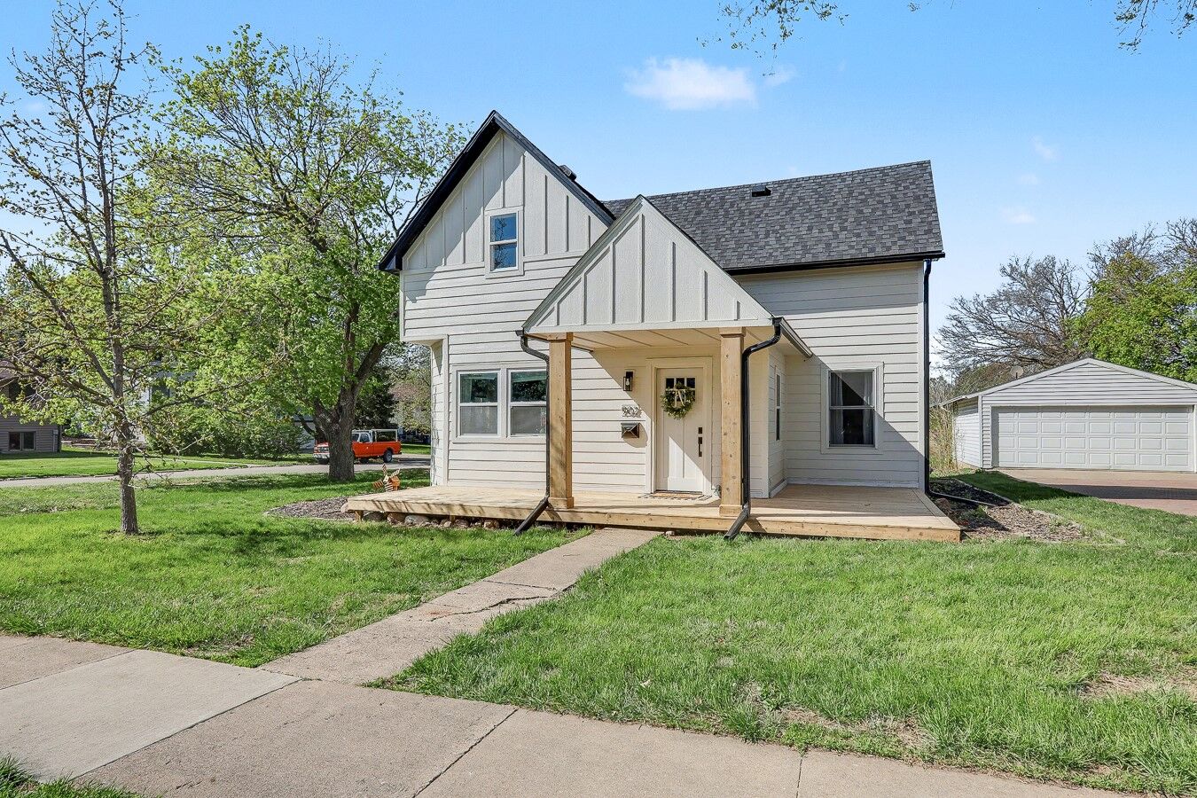Property Photo:  902 Lincoln Street  IA 50219 