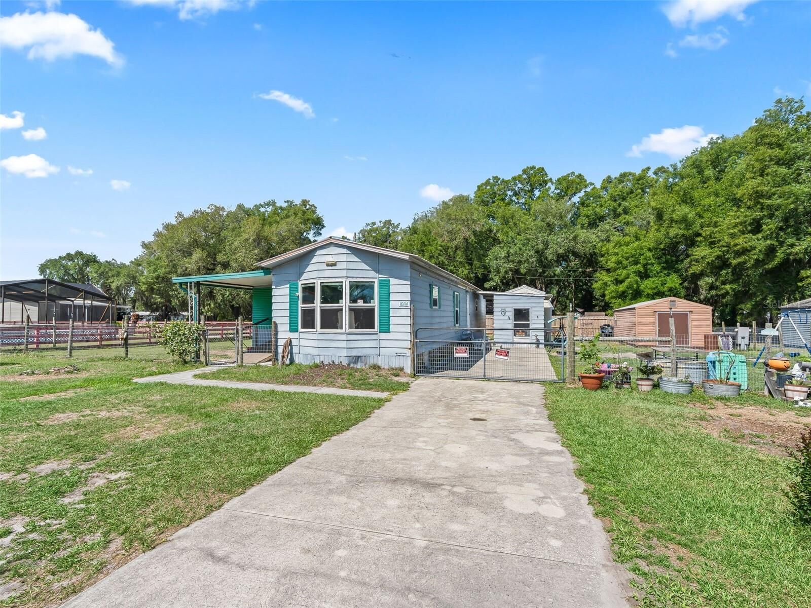 Property Photo:  10114 SE 24th St  FL 33597 