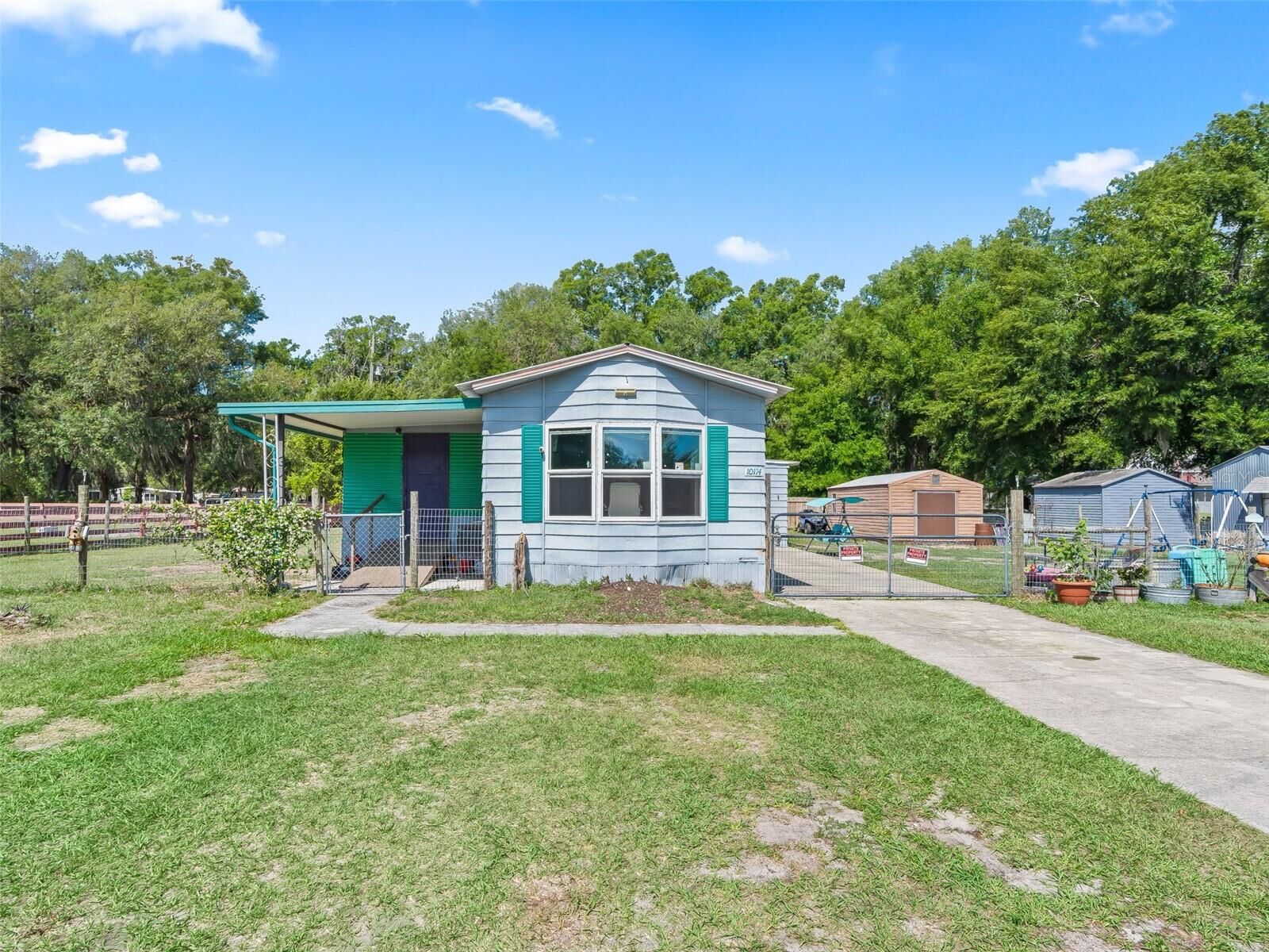 Property Photo:  10114 SE 24th St  FL 33597 
