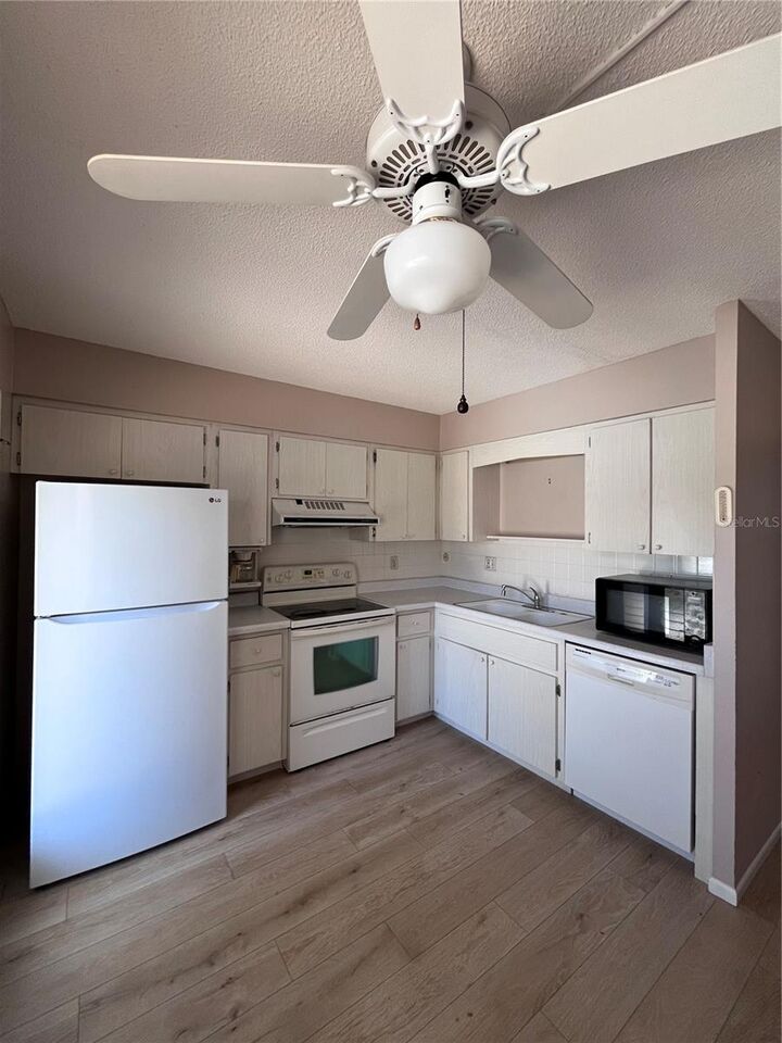 Property Photo:  509 W Venice Avenue 102  FL 34285 