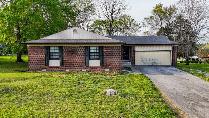 Property Photo: 206 Hilltop Dr TN 37160