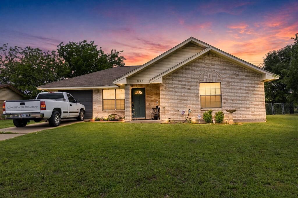 Property Photo:  1004 Clover Street  TX 76705 