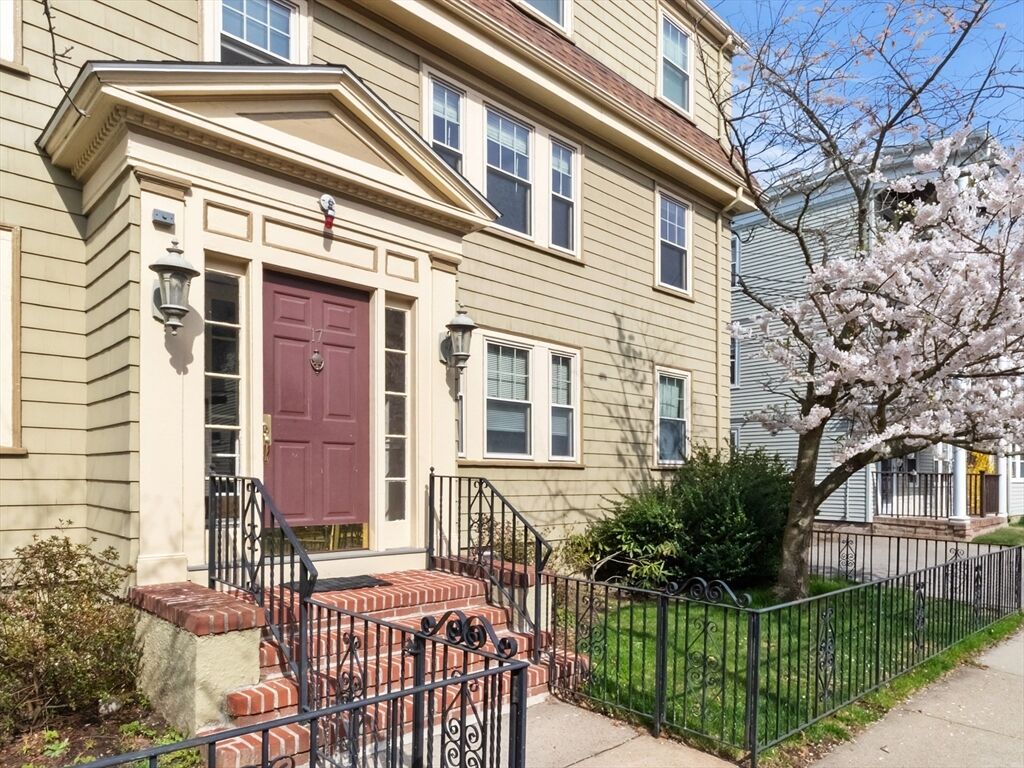 Property Photo: 17 Hastings St 4 MA 02132