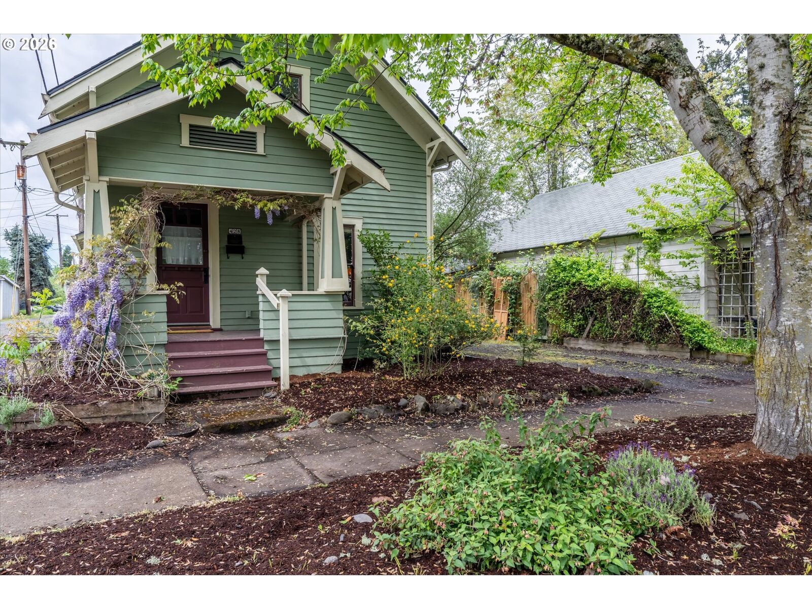Property Photo:  428 5th St  OR 97477 